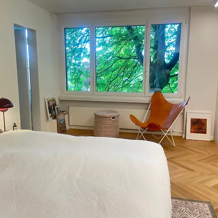 Luxury, Quiet Flat Overlooking アパート *