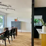 Luxury, Quiet Flat Overlooking شقة