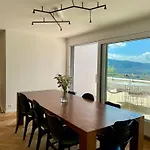 شقة Luxury, Quiet Flat Overlooking