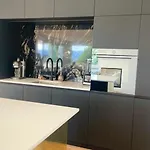 شقة Luxury, Quiet Flat Overlooking