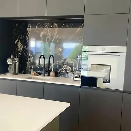 Luxury, Quiet Flat Overlooking *